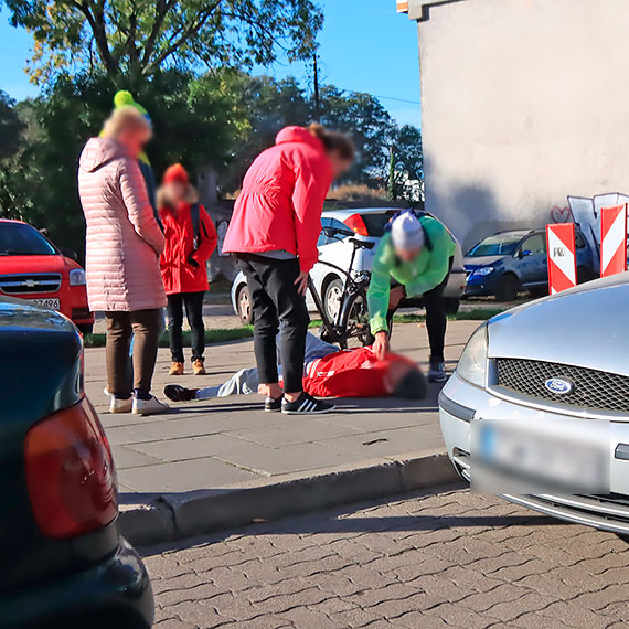 Mczyzna lea na ulicy - na miejsce przyjechaa policja i pogotowie