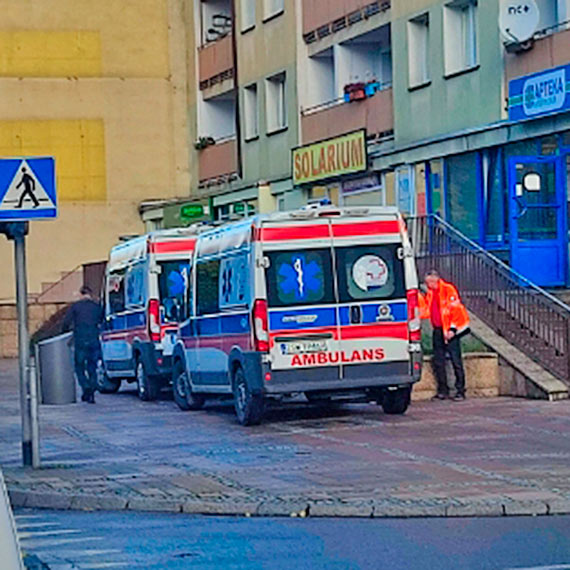 Dwa zespoy z ambulansw pomogy w transporcie pacjenta