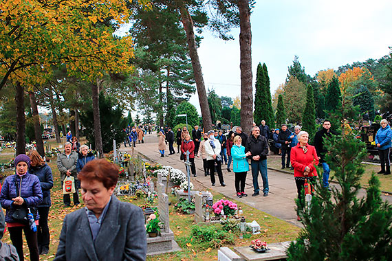 Tysice wiate zapony na grobach naszych bliskich. W poniedziaek i wtorek wspominamy tych co odeszli daleko…