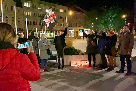 Cichy protest na Placu Wolnoci. Upamitniono 30 - letni Izabel, ktra zmara w szpitalu w Pszczynie. Zobacz film!