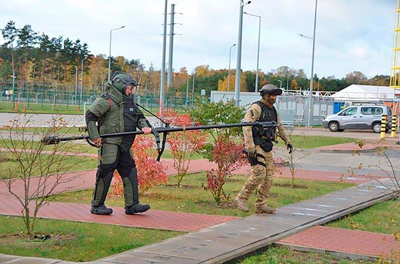 wiczenia policyjnych kontrterrorystw na terenie Terminalu LNG w winoujciu