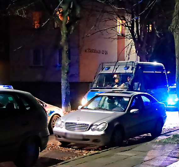 Policyjne radiowozy zablokoway ulic Staszica, a funkcjonariusze weszli do mieszkania. Owiana tajemnic interwencja winoujskiej policji