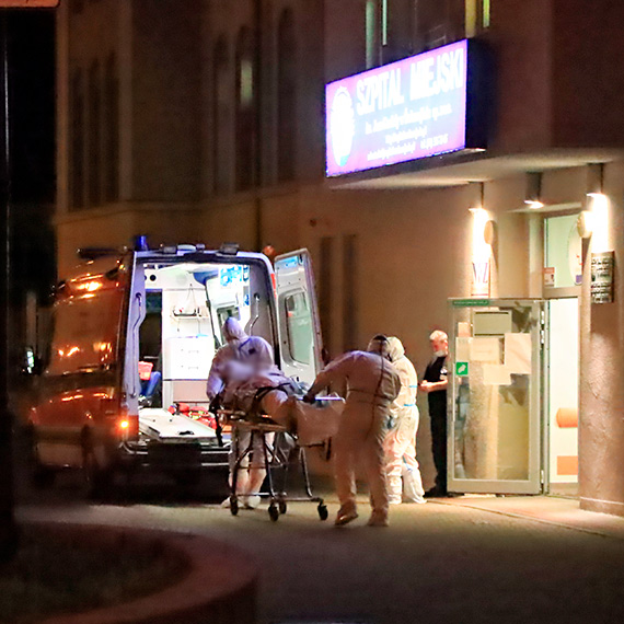 Nocna zmiana na pełnych obrotach. Ratownicy medyczni przewieźli zakażonego koronawirusem na OIOM w Szczecinie