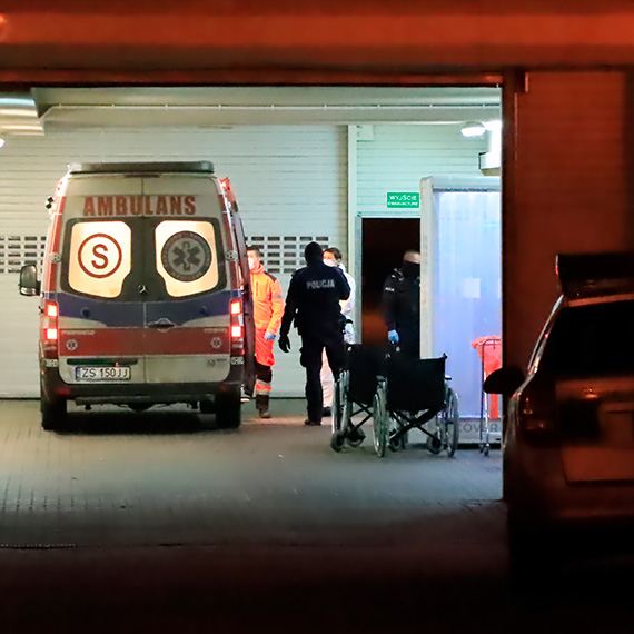 Nożownik siał postrach na ulicach Międzyzdrojów. Został przewieziony przez pogotowie w asyście policjantów do świnoujskiego szpitala