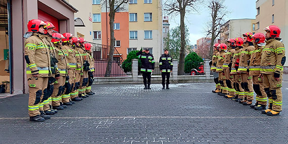 Świnoujscy strażacy minutą ciszy uczcili tragicznie zmarłych druhów z OSP Czernikowo
