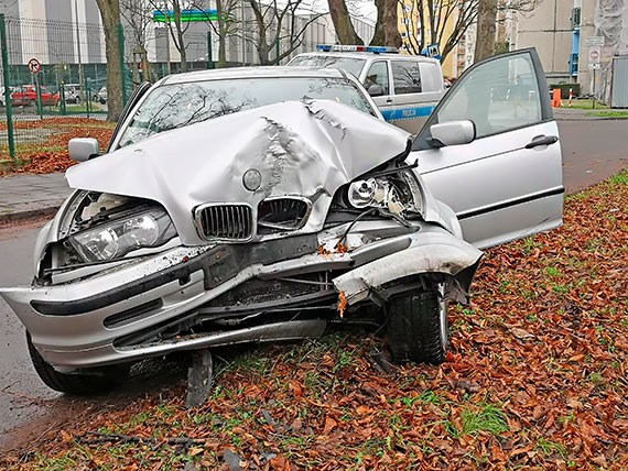 Roztrzaskane BMW przy Grodzkiej. Kierujca osobwk wjechaa w drzewo