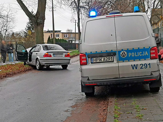 Roztrzaskane BMW przy Grodzkiej. Kierujca osobwk wjechaa w drzewo