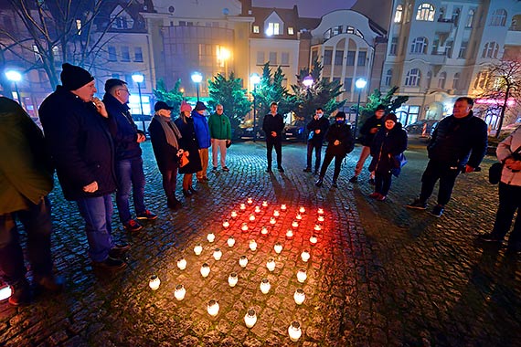 Na Placu Sowiaskim grupa mieszkacw upamitnia rocznic Stanu Wojennego