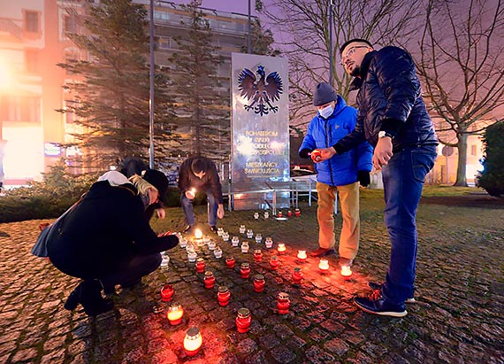 Na Placu Sowiaskim grupa mieszkacw upamitnia rocznic Stanu Wojennego