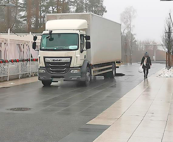 Promenadowy deptak od pocztku by fikcj. To nie pytki na promenadzie byy zej jakoci ale koncepcja miasta o strefie wyczonej z ruchu!