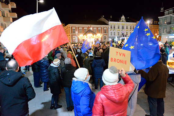 W caej Polsce ludzie wyszli na ulice. Take w winoujciu grupa mieszkacw zaprotestowaa przeciw ustawie „Lex TVN”. Zobacz film!