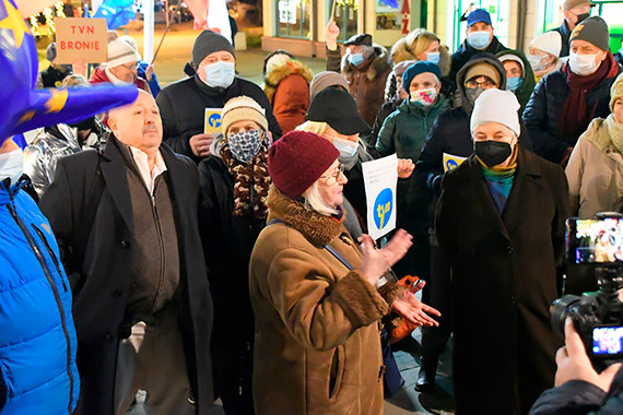 W caej Polsce ludzie wyszli na ulice. Take w winoujciu grupa mieszkacw zaprotestowaa przeciw ustawie „Lex TVN”. Zobacz film!