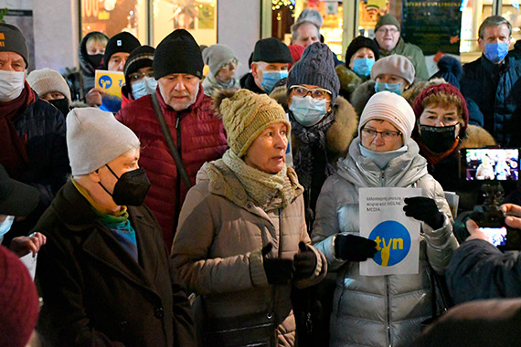 W caej Polsce ludzie wyszli na ulice. Take w winoujciu grupa mieszkacw zaprotestowaa przeciw ustawie „Lex TVN”. Zobacz film!