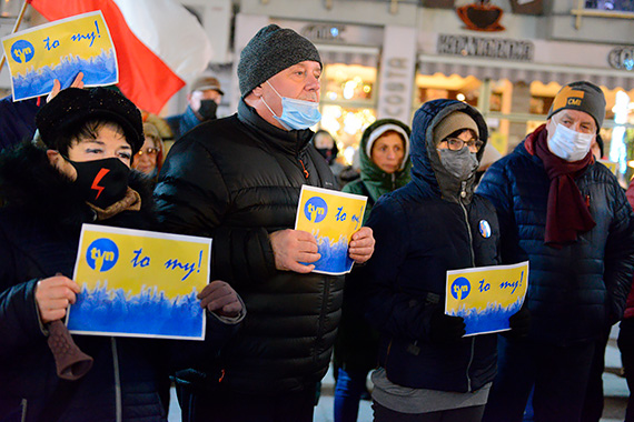 W caej Polsce ludzie wyszli na ulice. Take w winoujciu grupa mieszkacw zaprotestowaa przeciw ustawie „Lex TVN”. Zobacz film!