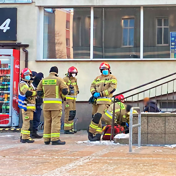 W centrum miasta karetk zastpili straacy i policjanci. Do 28 - letniego mczyzny ambulans przyjecha prawie po godzinie