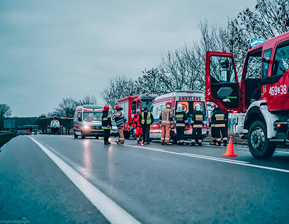 Na DK3 na wysokoci Rzeczyna kierujcy audi uderzy w drzewo! 25 - letnia kobieta przetransportowana migowcem do szpitala!