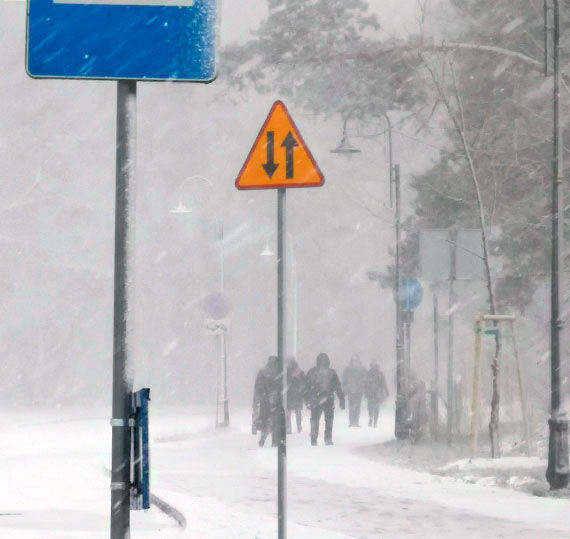 Przed szkołami w ruch poszły śnieżki i śniegowe kule. Gwałtowny atak zimy powoduje utrudnienie na ulicach..Uwaga kierowcy!!!