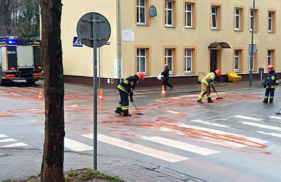 Rozlany olej na ulicach miasta. Do usuwania plam na jezdni ruszyli strażacy i pracownicy Remondisu