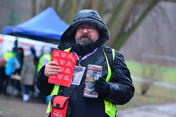 W deszczu i chodzie, uczestnicy na parkrunie wiczyli dla dzieciakw