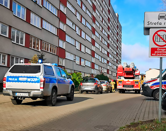 Na Matejki starszy mczyzna wzywa pomocy. Pod blok przyjechali straacy, policja i pogotowie