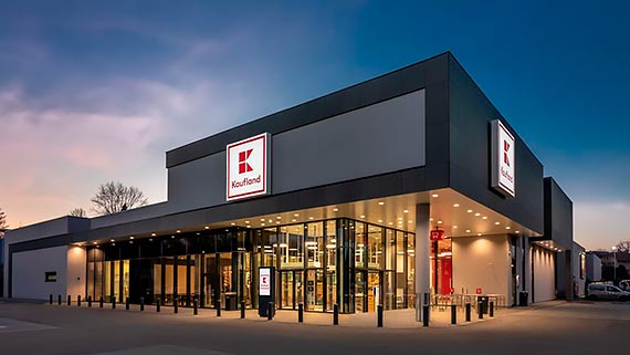 Kaufland koncentruje si na handlu stacjonarnym, jednoczenie rozwijajc opcj zakupw online z dostaw do domu