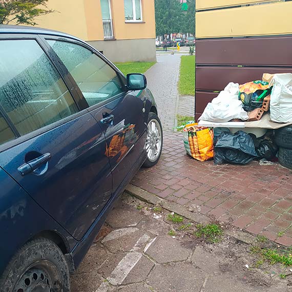 Zablokowa  dostp do osiedlowego mietnika. Kierowca Mitsubishi na kamieskich numerach zasuy na tytu mistrza parkowania!