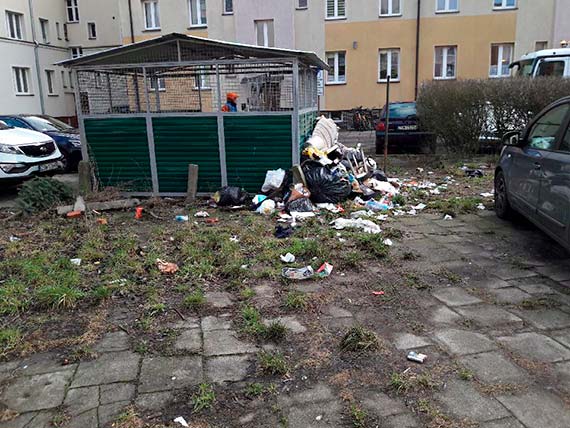 Gdzie jest mietnik? Na tym podwrku przy ulicy Poznaskiej 2 mieszkacy wol zamieca… otoczenie mietnika