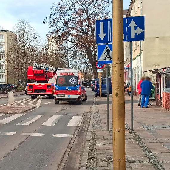 Siowe otwarcie mieszkania przy Konstytucji 3 Maja. W rodku znajdowaa si kobieta