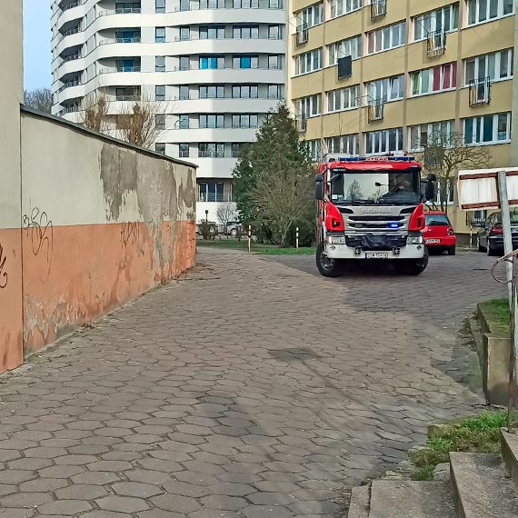 Siowe otwarcie mieszkania przy Konstytucji 3 Maja. W rodku znajdowaa si kobieta