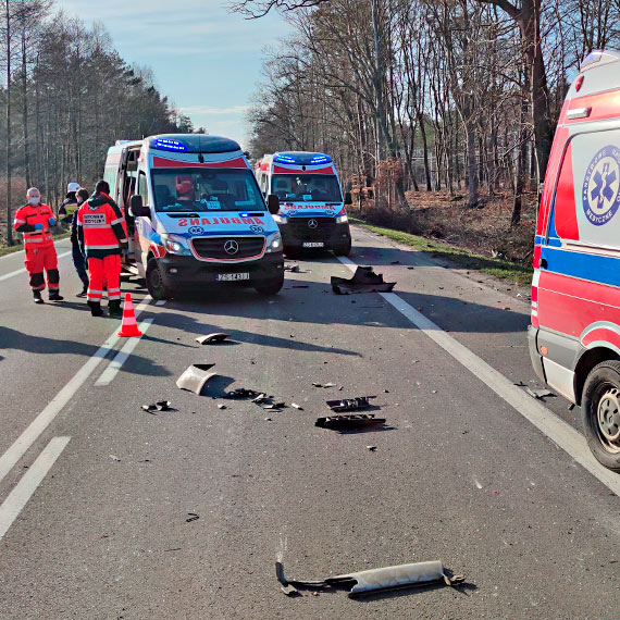 Na drodze ze winoujcia do Midzyzdrojw samochd ciarowy zderzy si z osobwk. Malutkie dziecko trafio do szpitala. Zobacz film!