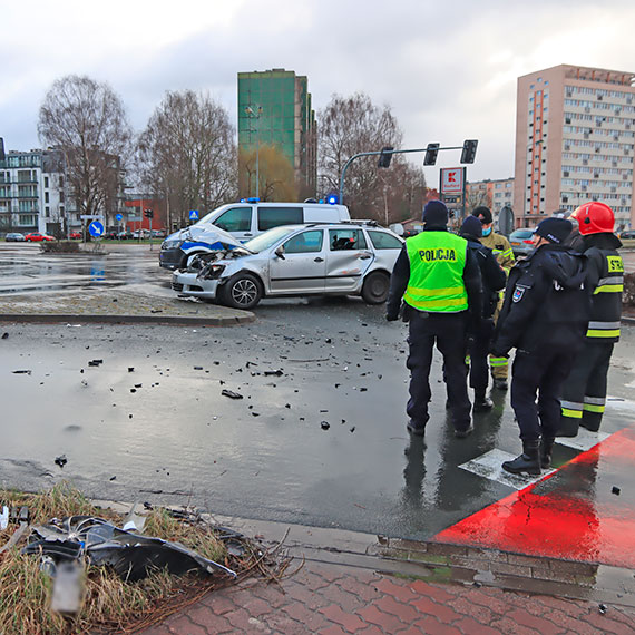 Straacy jechali na akcj. Na skrzyowaniu uderzya w nich skoda. Zobacz film! 