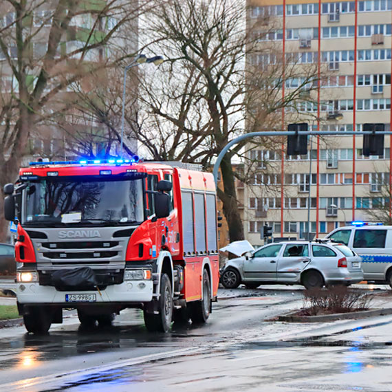 Straacy jechali na akcj. Na skrzyowaniu uderzya w nich skoda. Zobacz film! 