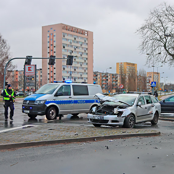 Straacy jechali na akcj. Na skrzyowaniu uderzya w nich skoda. Zobacz film! 