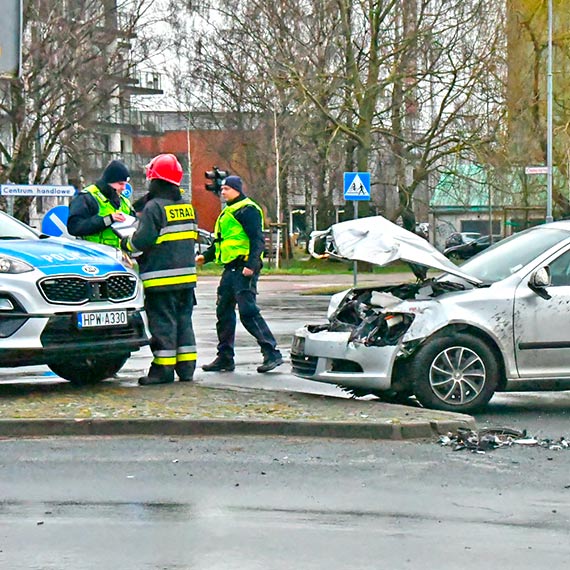 Straacy jechali na akcj. Na skrzyowaniu uderzya w nich skoda. Zobacz film! 