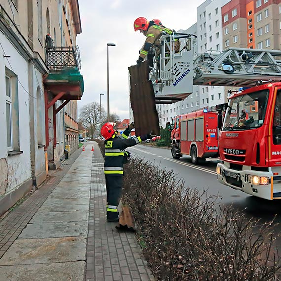 Brak prdu, zniszczone samochody, uszkodzona ciana szczytowa domu - to bilans niu Eunice w winoujciu. Od pitku straacy interweniowali ponad 40 - razy