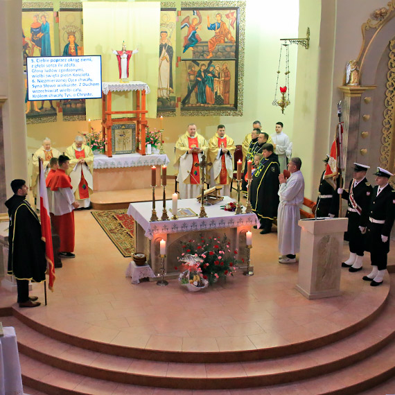 Mamy sanktuarium!  Podniosa uroczysto zapenia w niedziel Koci Chrystusa Krla  