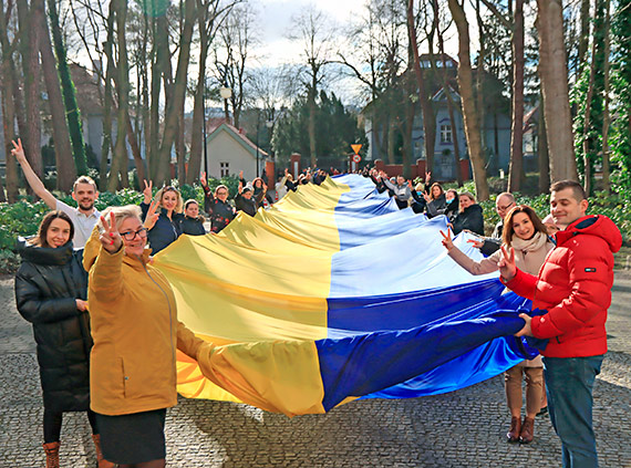 Pracownicy i dyrekcja hotelu Cesarskie Ogrody okazali wsparcie Ukrainie. Rozwinli olbrzymi flag! Zobacz film!