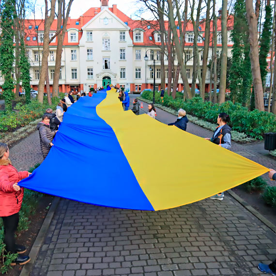 Pracownicy i dyrekcja hotelu Cesarskie Ogrody okazali wsparcie Ukrainie. Rozwinli olbrzymi flag! Zobacz film!