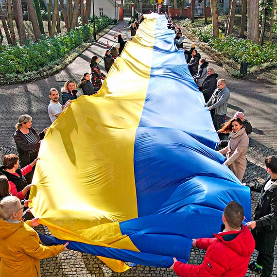 Pracownicy i dyrekcja hotelu Cesarskie Ogrody okazali wsparcie Ukrainie. Rozwinli olbrzymi flag! Zobacz film!