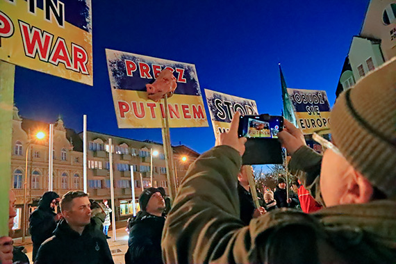 winoujcianie wspieraj Ukrain. Na Placu Wolnoci rozwinito olbrzymi flag. Zobacz film!