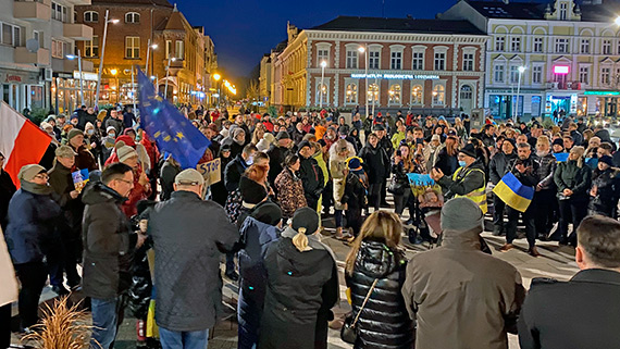 winoujcianie wspieraj Ukrain. Na Placu Wolnoci rozwinito olbrzymi flag. Zobacz film!