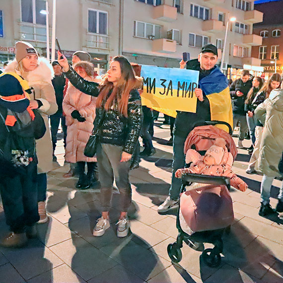 winoujcianie wspieraj Ukrain. Na Placu Wolnoci rozwinito olbrzymi flag. Zobacz film!