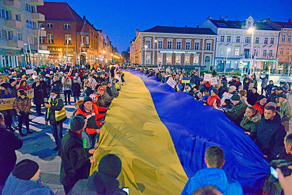 winoujcianie wspieraj Ukrain. Na Placu Wolnoci rozwinito olbrzymi flag. Zobacz film!