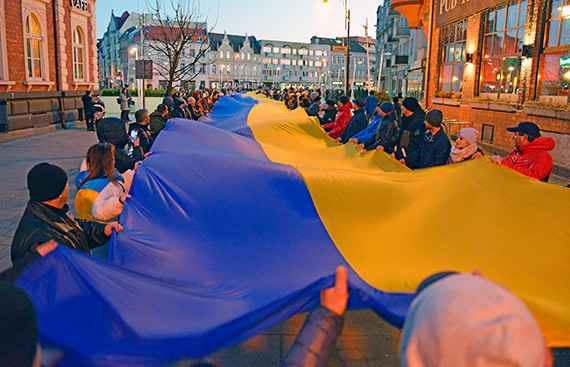 winoujcianie wspieraj Ukrain. Na Placu Wolnoci rozwinito olbrzymi flag. Zobacz film!