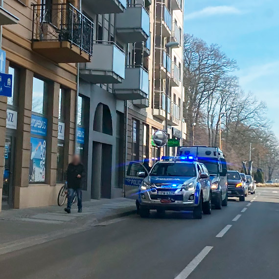 Policjanci przewieli grup uchodcw do hotelu Lazur