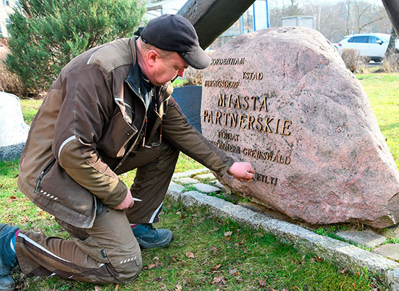 Z pamitkowego gazu przy winoujskim urzdzie znikna nazwa rosyjskiego miasta