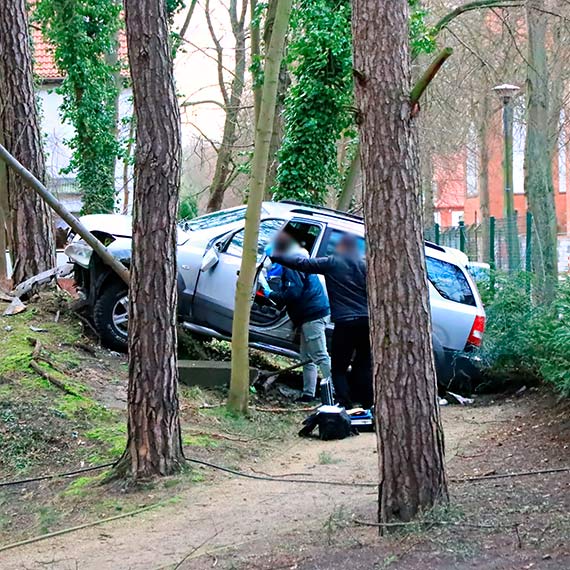 Policja ustalia kierowc, ktry samochodem staranowa ogrodzenie Cesarskich Ogrodw