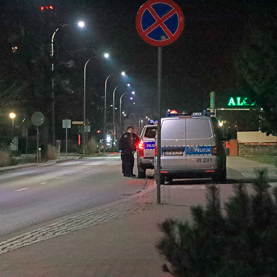 Zbyt trudny egzamin z gocinnoci, dla winoujskiego urzdu? Policjanci kryli po miecie szukajc dla nich noclegu