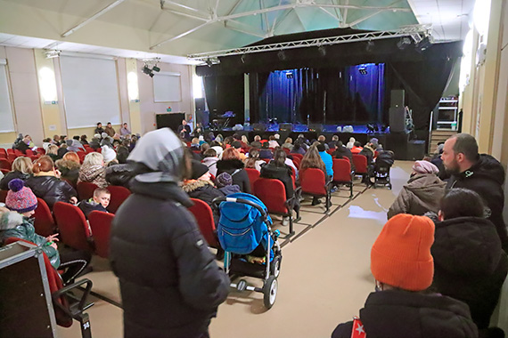 Prawie pena sala w MDK - u na spotkaniu przedstawicieli wadz miasta z uchodcami z Ukrainy. Zastpca prezydenta Pawe Sujka: Nie zostawimy Was bez dachu nad gow