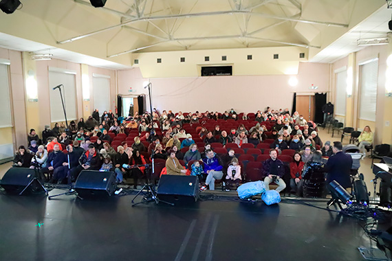 Prawie pena sala w MDK - u na spotkaniu przedstawicieli wadz miasta z uchodcami z Ukrainy. Zastpca prezydenta Pawe Sujka: Nie zostawimy Was bez dachu nad gow